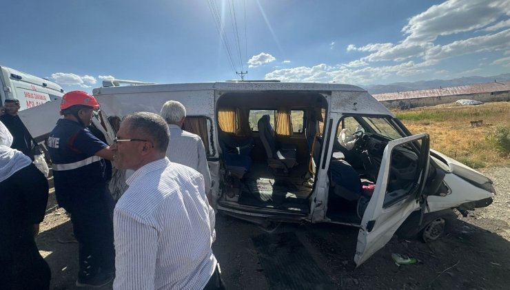 Yüksekova’da minibüs, kapağı açık bırakılan rögar çukuruna çarptı: 6 yaralı