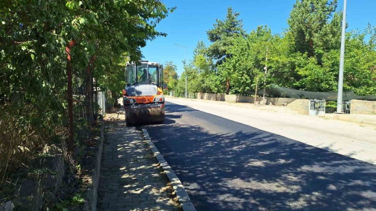 Erzincan’ın turizm beldesi Çağlayan’da asfaltlama çalışmaları sürüyor