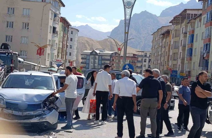 Hakkari’de iki araç çarpıştı: 1 yaralı