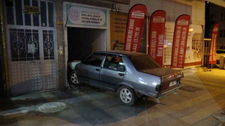 Malatya’da kontrolden çıkan otomobil dershaneye girdi