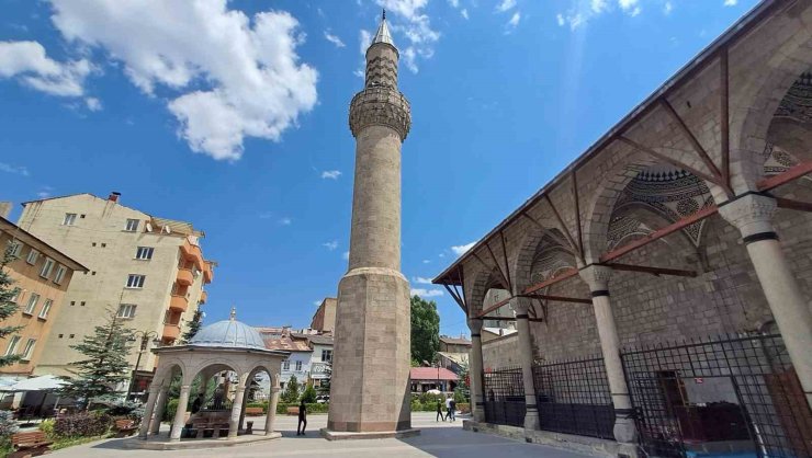 Önce minare yapıldı, cami sonradan eklendi
