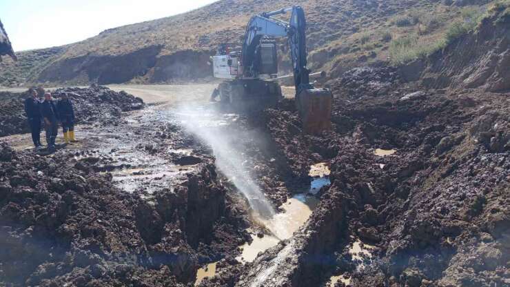 Hakkari’de 3 bin 500 rakımda su hattı için zorlu çalışma