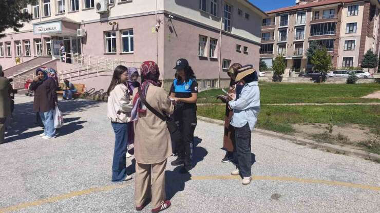 Polisten öğrenci velilerine yeni eğitim yılında güvenlik bilgilendirmesi