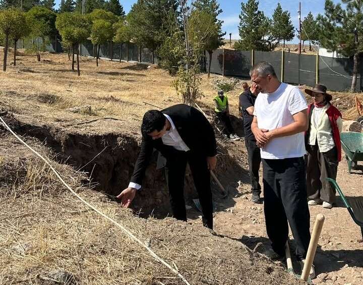 Kemah’ta Sultan Melik Türbesi’ndeki restorasyon çalışmaları incelendi