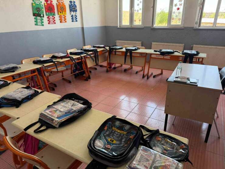 Patnos’ta yüzlerce öğrencinin yüzünü güldürdüler