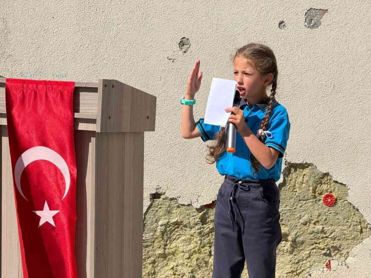 Refahiye’de İlköğretim Haftası programında okulun bakımsızlığı dikkat çekti