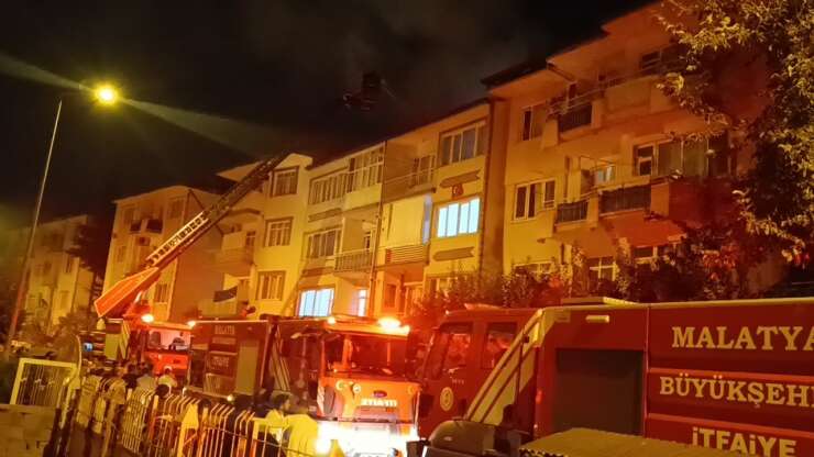 Malatya’da 4 katlı binanın çatısında yangın