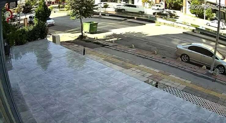 Malatya’da minibüsün karşı şeride geçtiği kazada motokurye saniyelerle kurtuldu