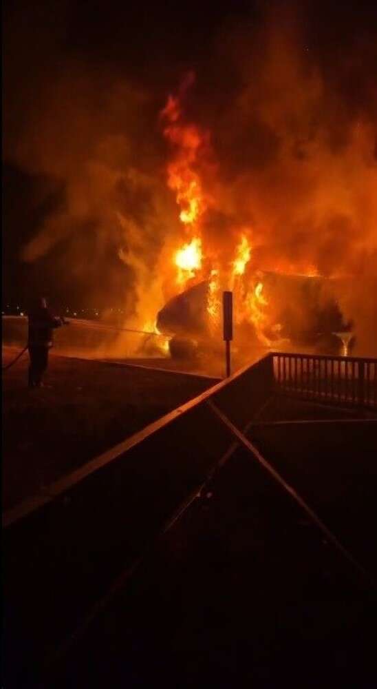 Kars’ta seyir halindeki tır alev alev yandı: Şoför son anda kurtuldu
