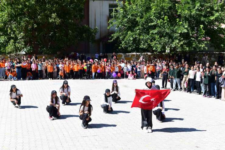 Çatak’ta İlköğretim Haftası kutlandı