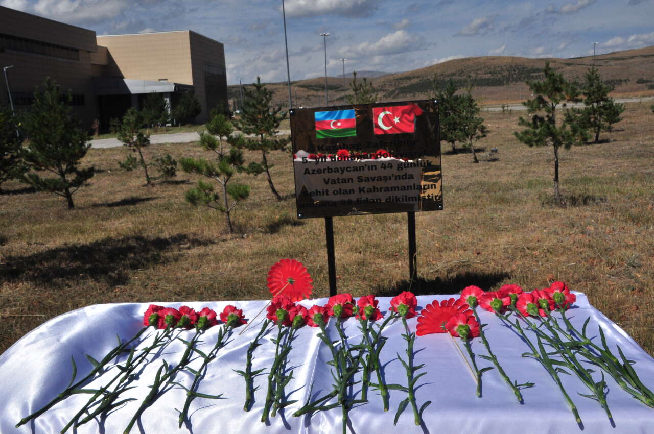 karabag-sehitleri-icin-iki-devlet-tek-yurek-yuruyusu-13