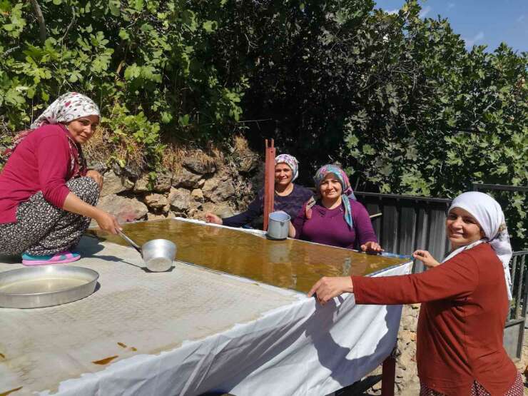 Kemaliye’de kadınlar pestili imece usulü hazırlıyor