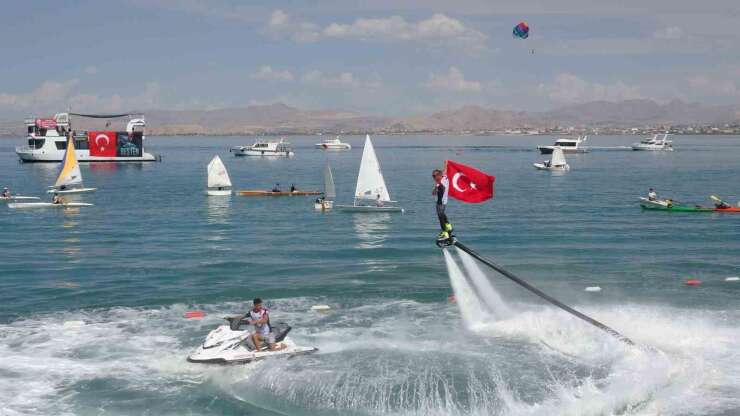 Van’da GölFest heyecanı: Türk bayrağıyla flyboard gösterisi nefes kesti