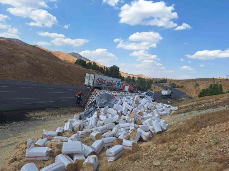 Bingöl’de saman yüklü tır devrildi: 1 yaralı