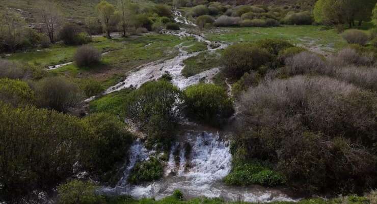 Erzincan’da mevsimsel su kaynağı doğal traverten oluşturuyor