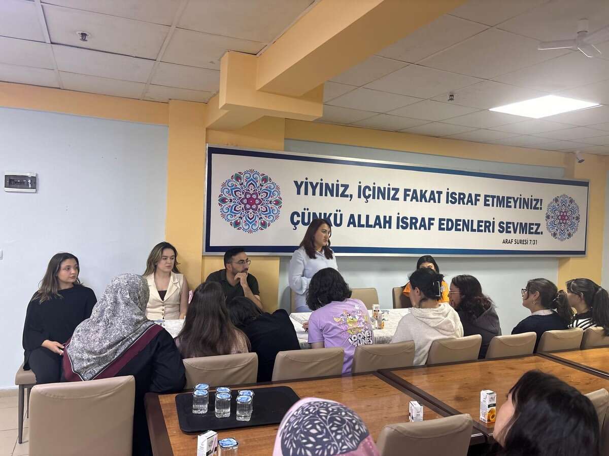 universiteye-yeni-baslayan-ogrencilere-yurtta-sicak-karsilama-1
