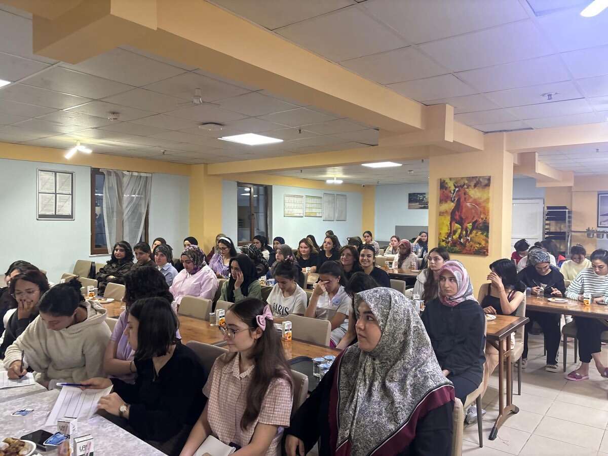 universiteye-yeni-baslayan-ogrencilere-yurtta-sicak-karsilama-2