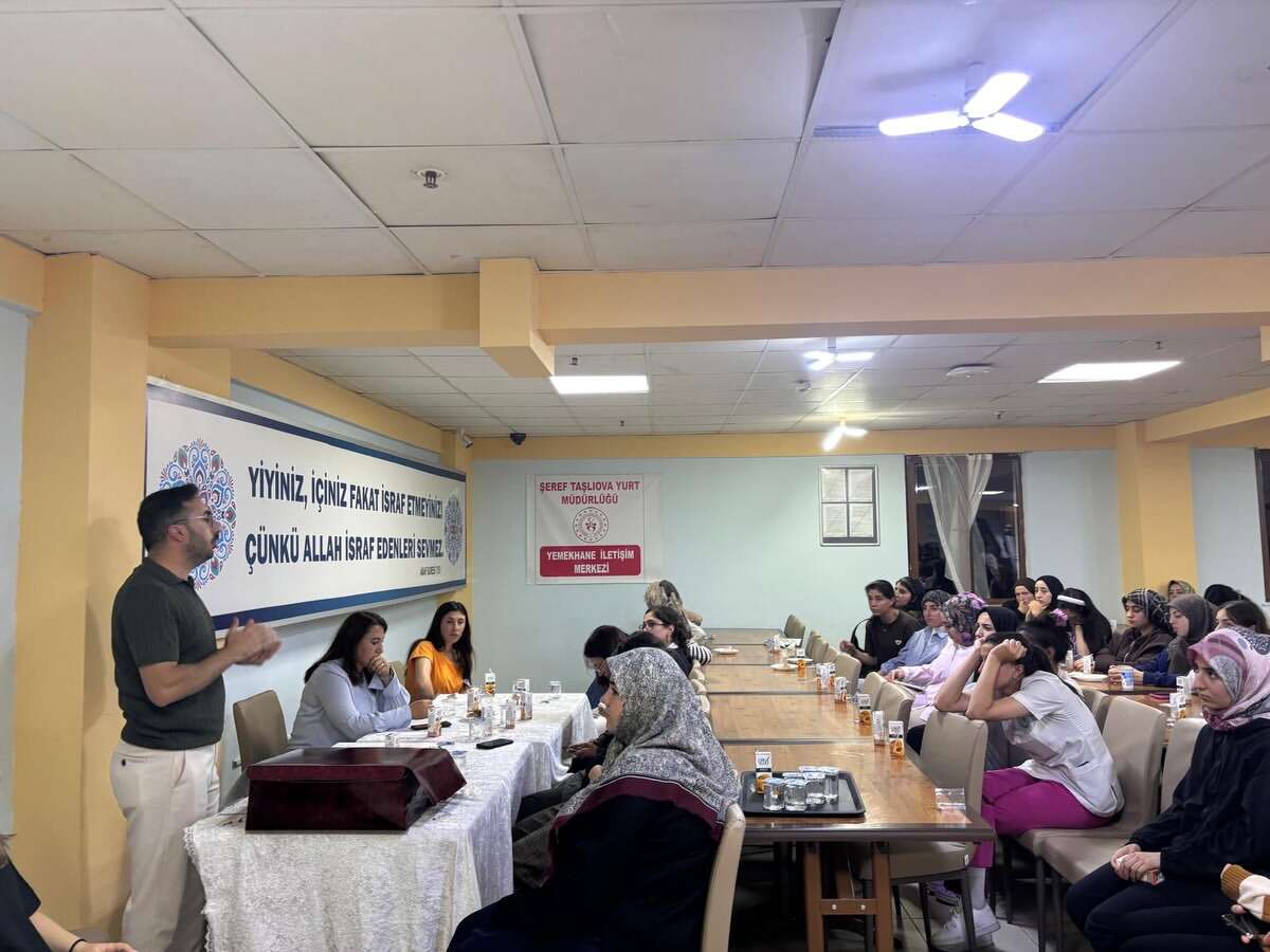 universiteye-yeni-baslayan-ogrencilere-yurtta-sicak-karsilama-3