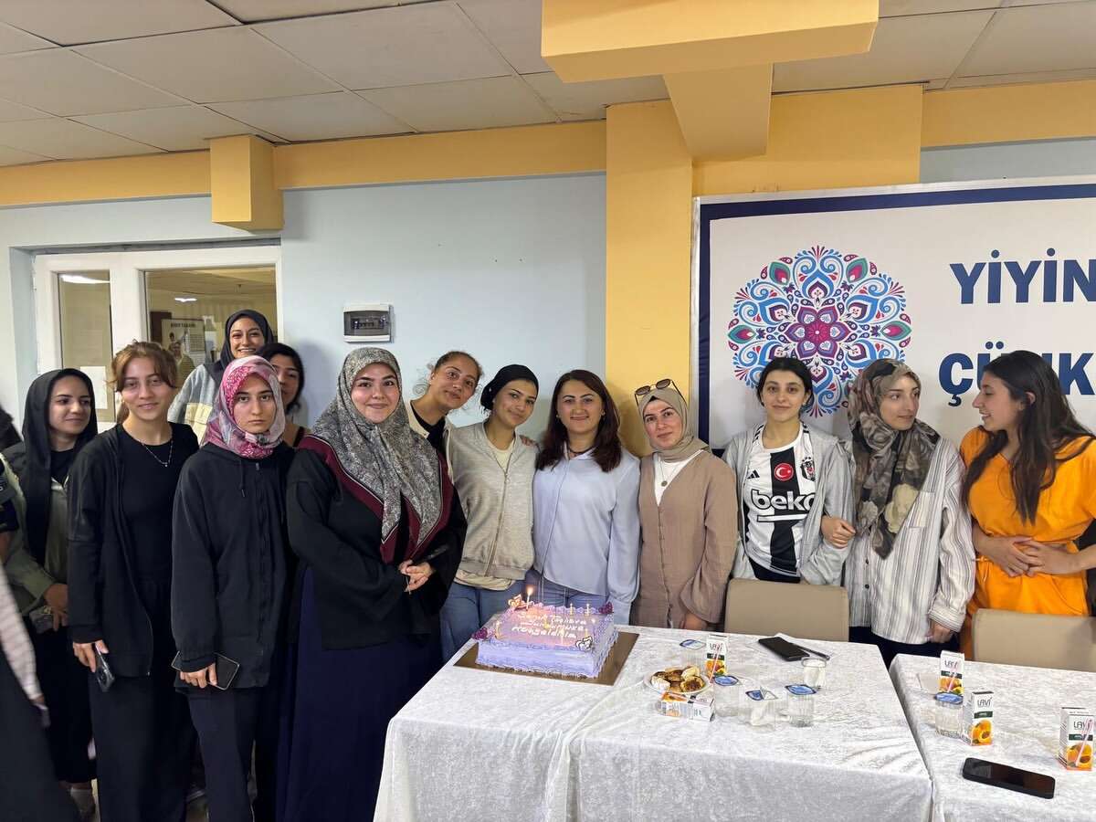 universiteye-yeni-baslayan-ogrencilere-yurtta-sicak-karsilama-4