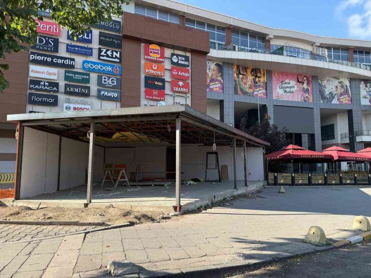 MNG AVM önünde kaldırım işgali "Gecekondu gibi dükkan" tepki çekiyor