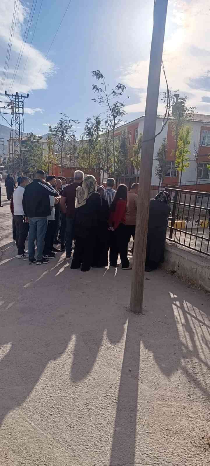 Van’da silahlı öğrenci alarmı