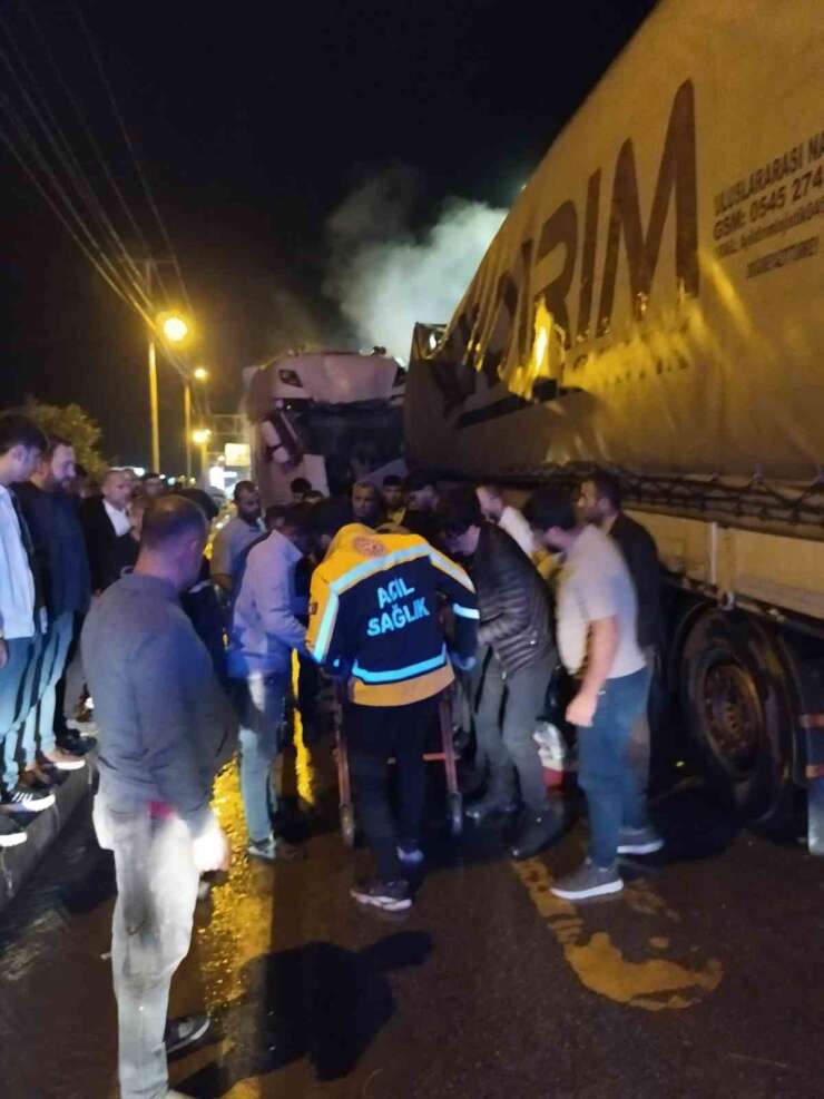 Bitlis’te iki tır kafa kafaya çarpıştı: 2 yaralı