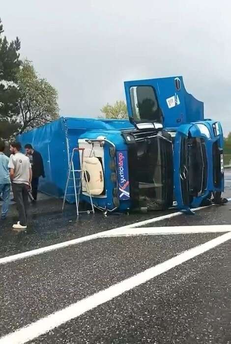 Virajı alamayan kargo tırı devrildi: 1 yaralı