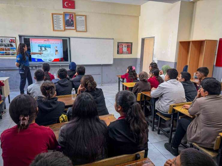 Muradiye’de öğrencilere polislik, trafik ve güvenli internet eğitimi