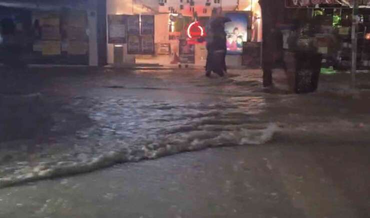 Elazığ’da sağanak yağışta caddeler dereye döndü