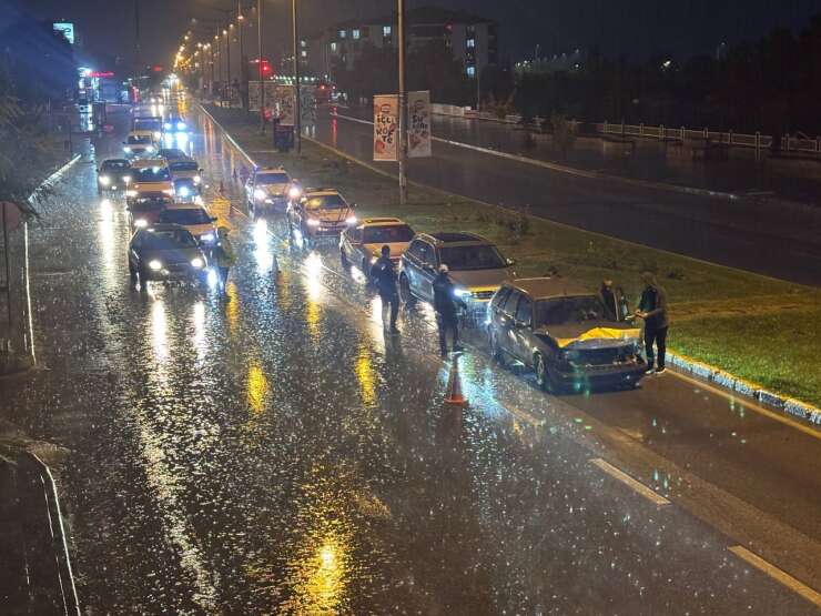 Erzincan’da sağanak yağış kazayı beraberinde getirdi: 5 araç çarpıştı