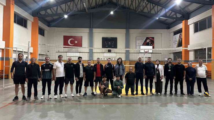 Kaymakam Hülür ve kurum müdürleri voleybol maçında buluştu