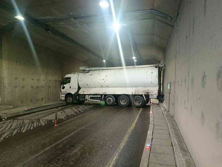 Malatya’da yakıt tankeri tüneli kilitledi