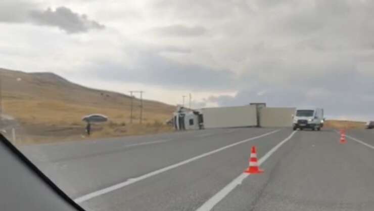 Van’da devrilen tırın sürücüsü yaralandı