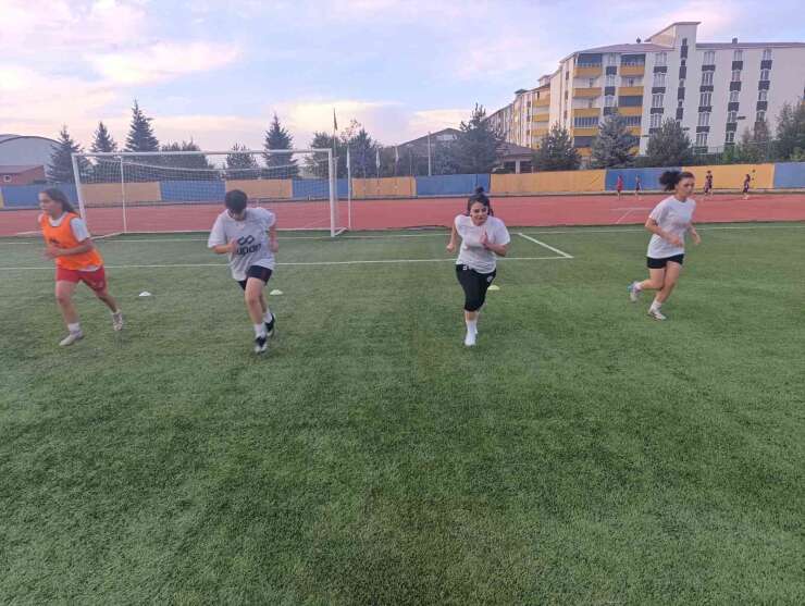 Ağrı Kadın Futbol Takımı, Vali Bozkurt’un desteğiyle 1. Lig hedefliyor