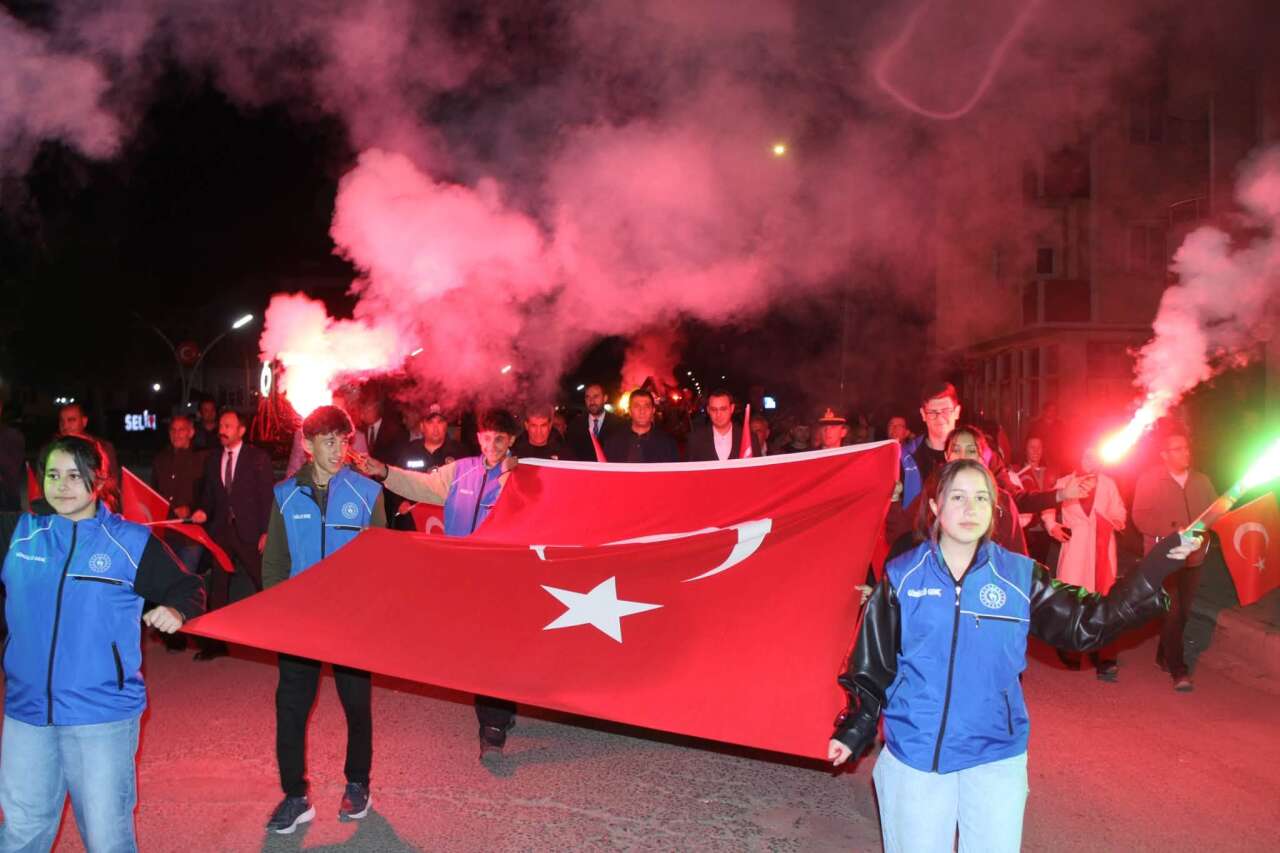 selimde-dev-turk-bayraklariyla-mesaleli-yuruyus-1