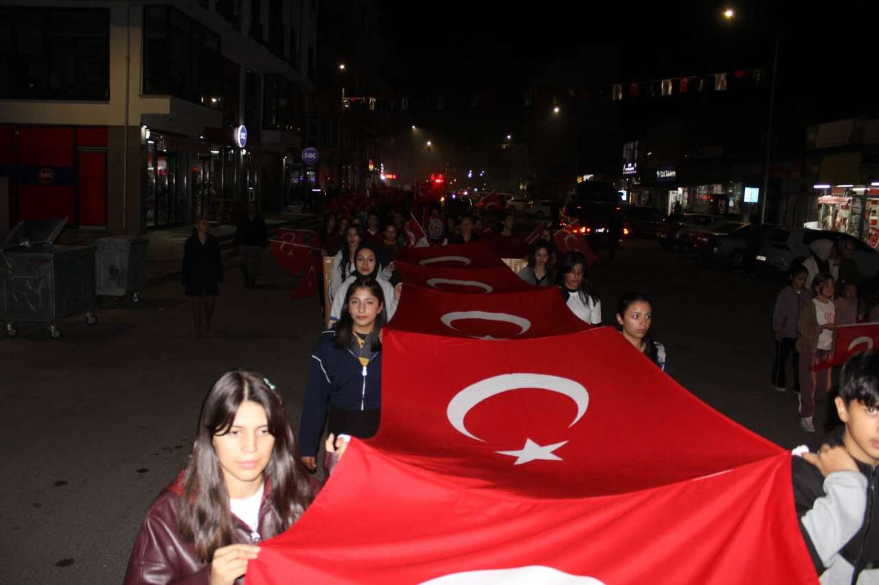 selimde-dev-turk-bayraklariyla-mesaleli-yuruyus-2