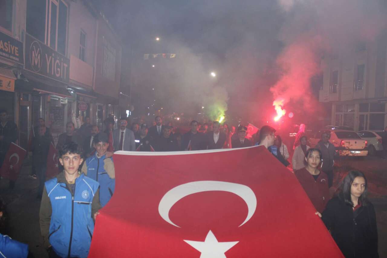 selimde-dev-turk-bayraklariyla-mesaleli-yuruyus-3