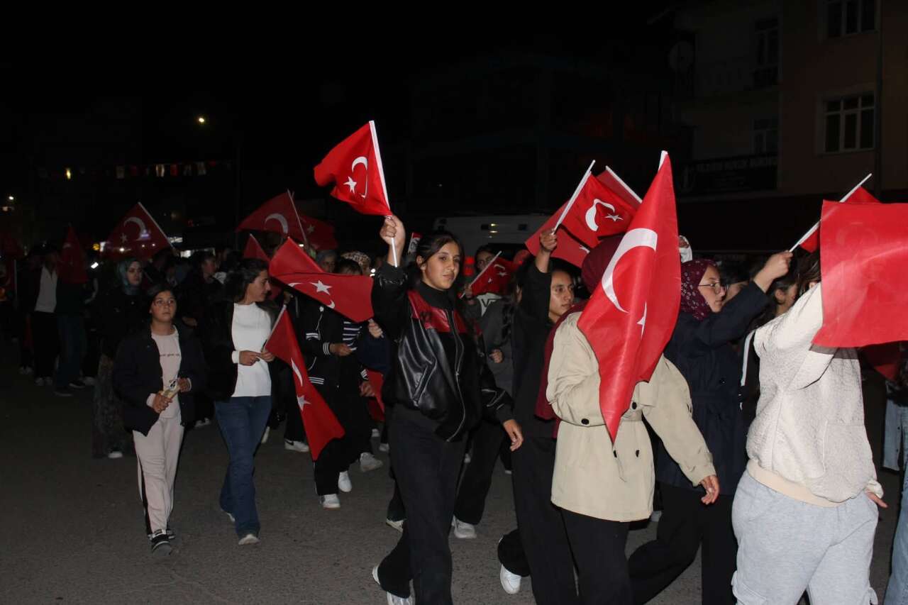 selimde-dev-turk-bayraklariyla-mesaleli-yuruyus-4