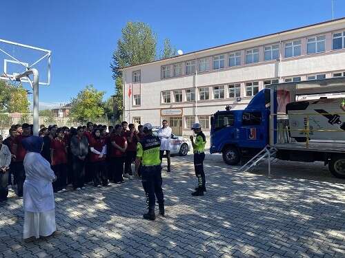 Erzincan’da öğrenci ve öğretmenlere uygulamalı trafik eğitimi verildi