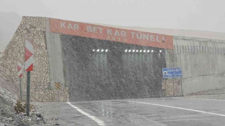 3 bin rakımlı Karabet Geçidi’nde sis ve kar yağışı etkili oluyor