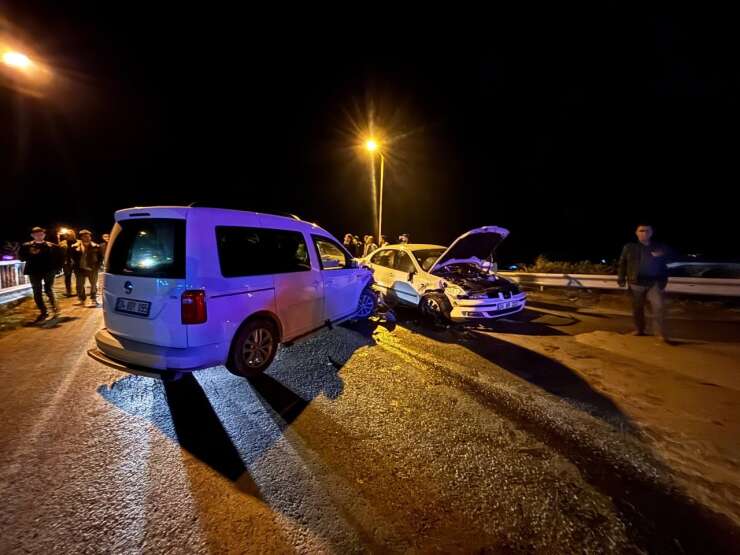 Erzincan’da hafif ticari araç ile otomobil çarpıştı: 2 yaralı