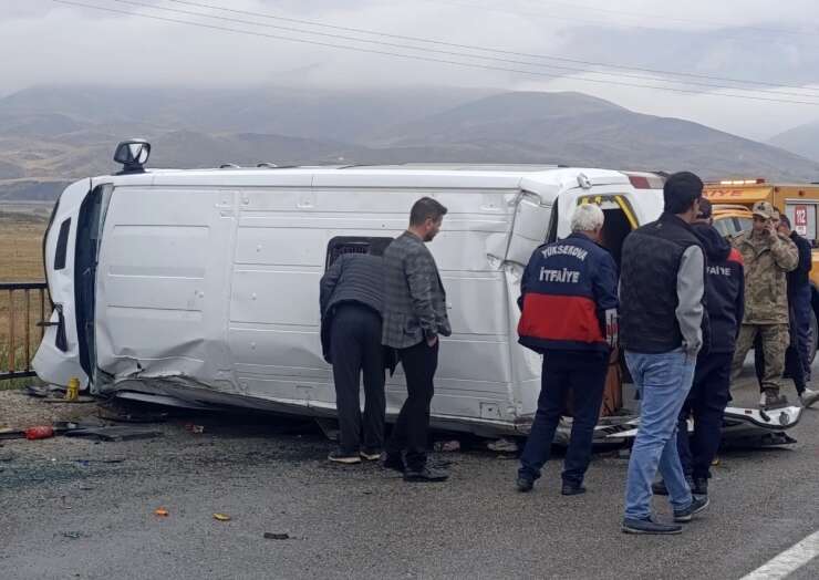 Yüksekova’da öğrenci servisi devrildi: 10 yaralı