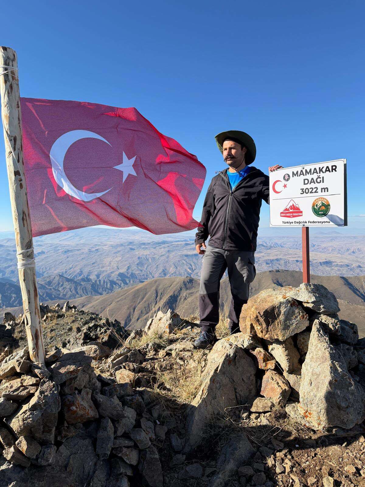 karsli-dagcilar-3-bin-22-metrelik-mamakar-daginin-zirvesine-turk-bayragi-dikti-1