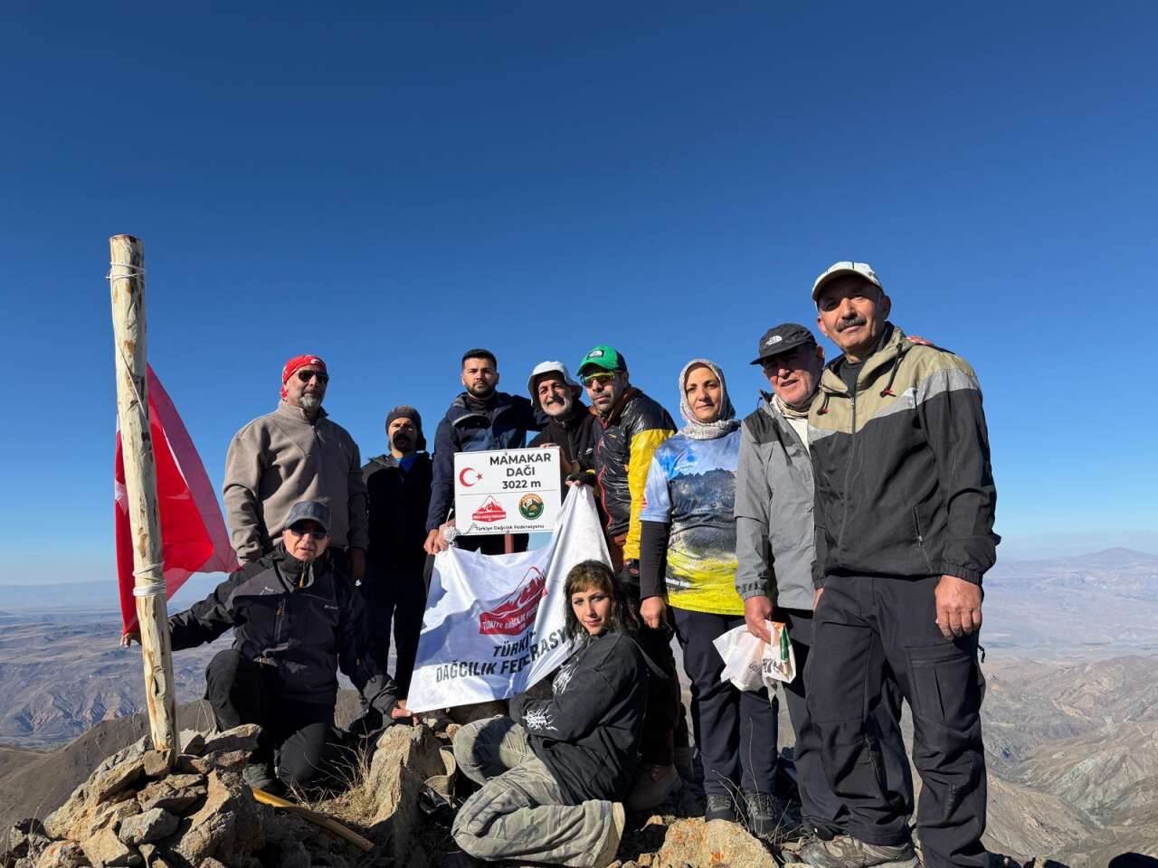 karsli-dagcilar-3-bin-22-metrelik-mamakar-daginin-zirvesine-turk-bayragi-dikti-2