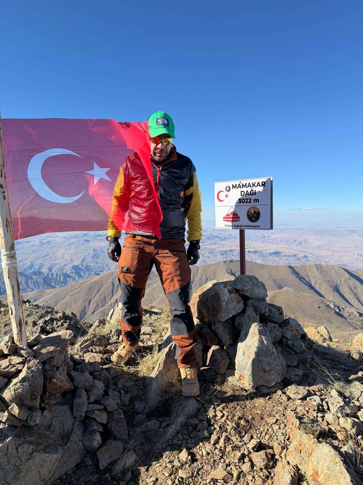 karsli-dagcilar-3-bin-22-metrelik-mamakar-daginin-zirvesine-turk-bayragi-dikti-3