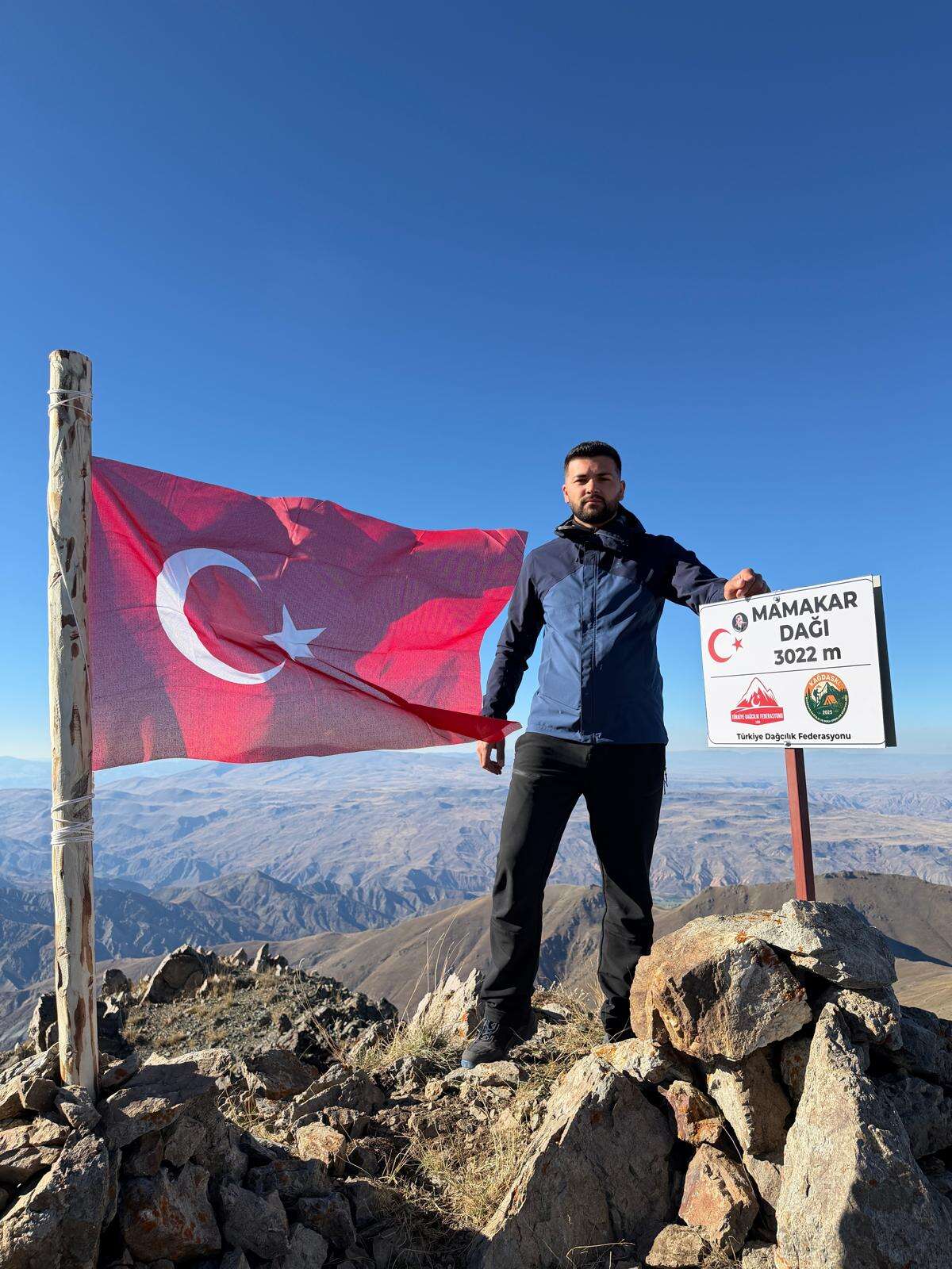 karsli-dagcilar-3-bin-22-metrelik-mamakar-daginin-zirvesine-turk-bayragi-dikti-4