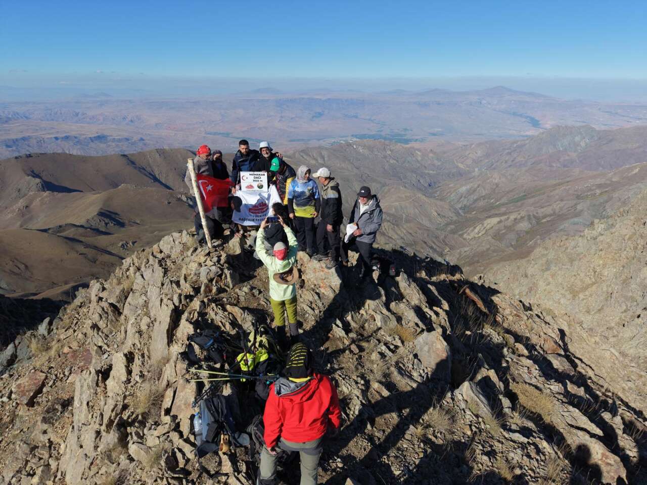 karsli-dagcilar-3-bin-22-metrelik-mamakar-daginin-zirvesine-turk-bayragi-dikti-6