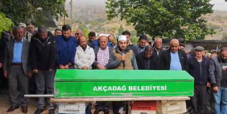 Kalp krizi geçirerek hayatını kaybeden anne ve oğlu defnedildi