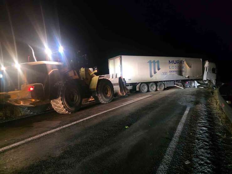 Van-Hakkari yolunda tır kazası, trafik durdu