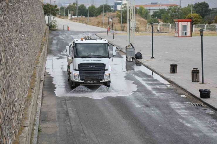 Battalgazi Belediyesi ilçe genelinde temizlik çalışmalarını sürdürüyor